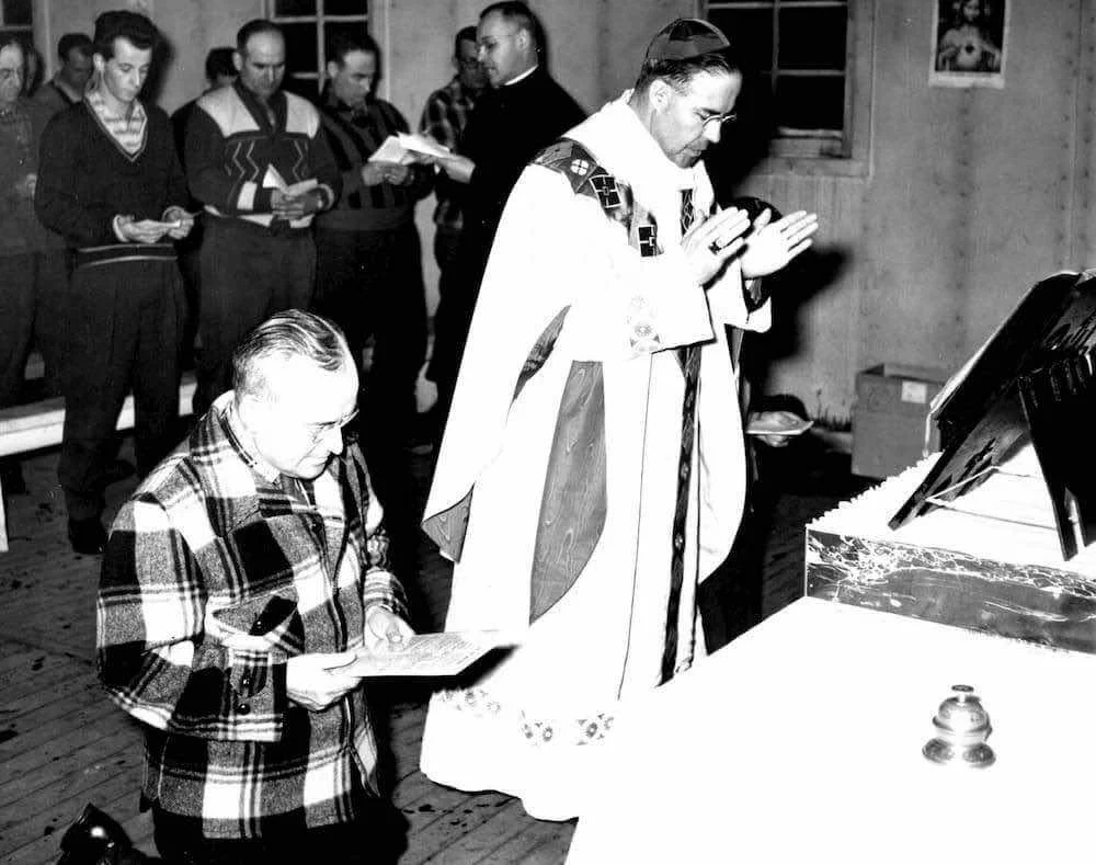 Mgr Couturier célèbre la messe dans la chapelle du camp