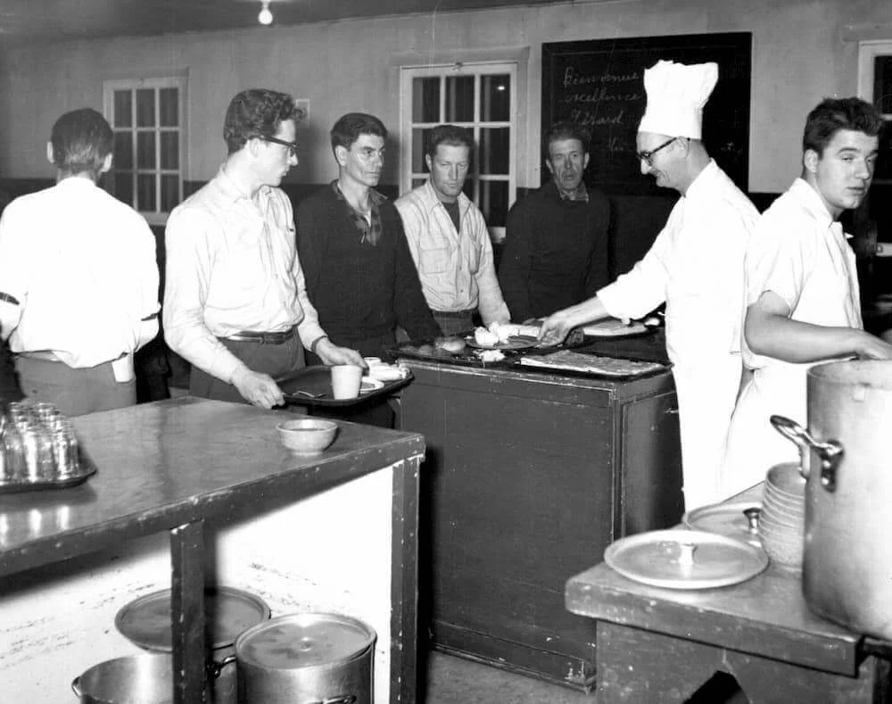 Le repas est servi aux travailleurs dans la cuisine du camp